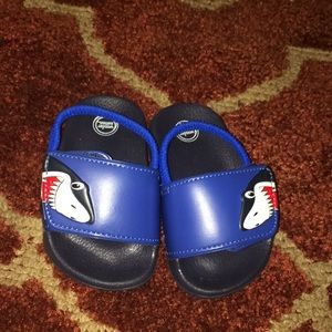Size 4c wonder nation shark slides